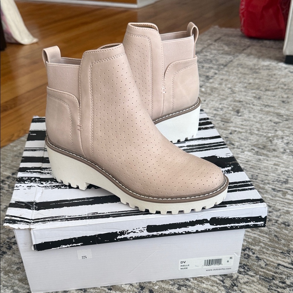 BRAND NEW Dolce Vita Rielle Ankle Booties